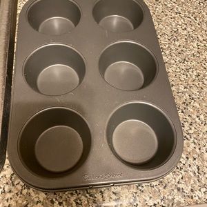 Cupcakes 🧁 baking pan and soup 🍜 spoons 🥄.